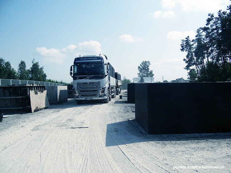 Transport szamb betonowych  w Cedyni